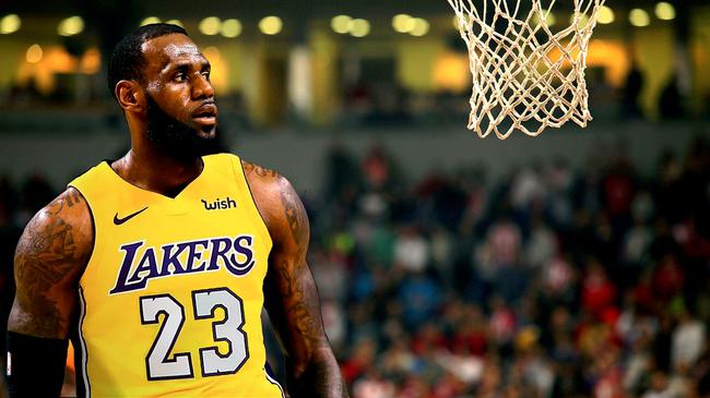 NBA季后赛巅峰对决，詹姆斯50分创纪录助湖人险胜
