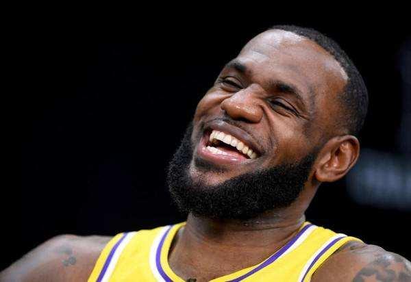 NBA湖人加时争议三分绝杀勇士终结五连胜登顶西部引热议